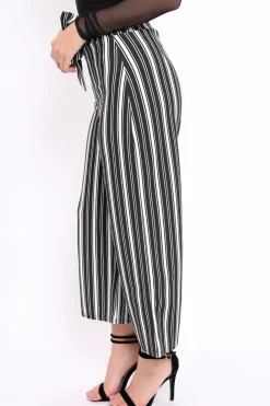 Rebellious Fashion Black and White Striped Cropped Trousers - Daphni